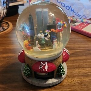 2000 Macy's Festive New York City Snow Globe